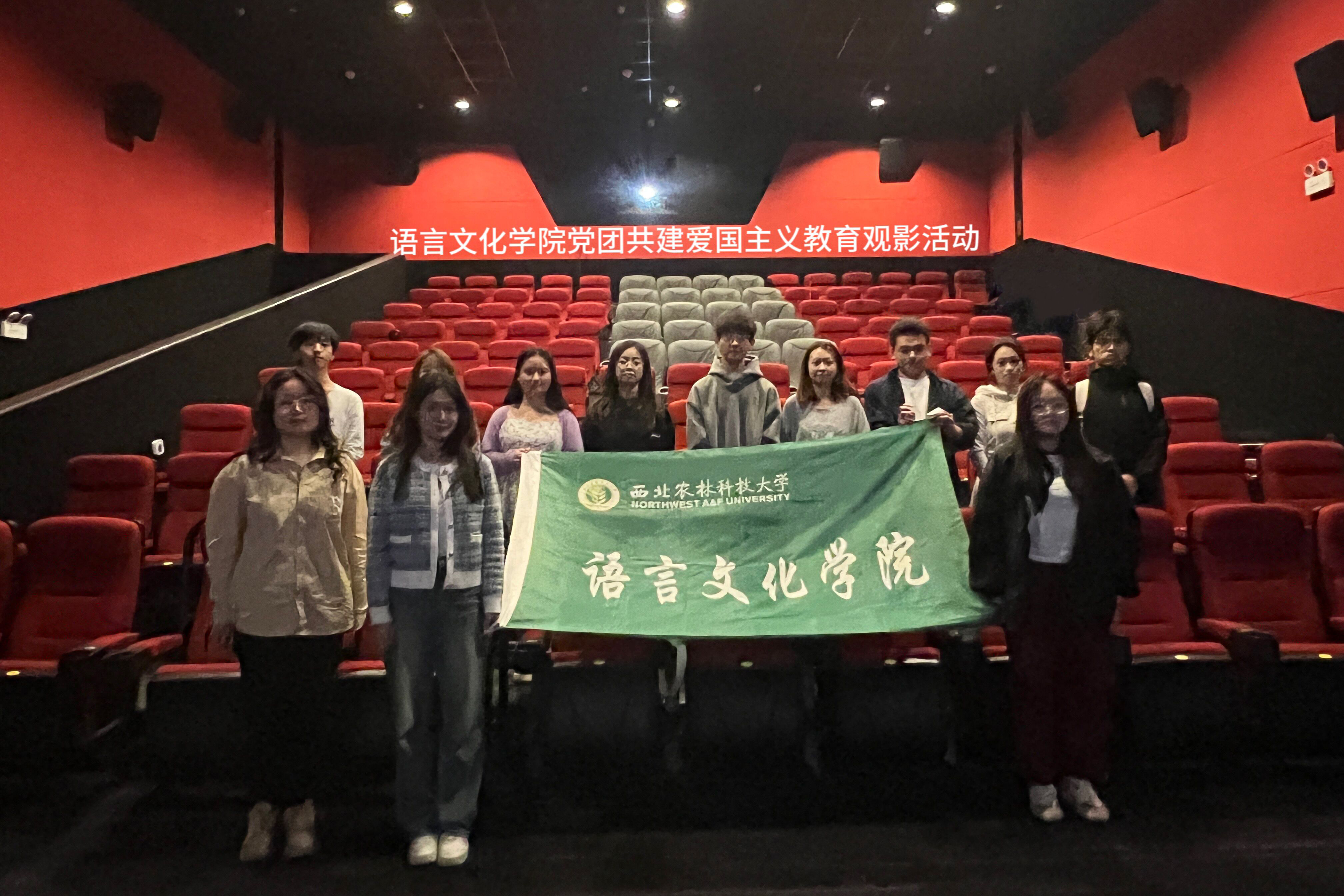 观影人员合影留念2.jpg