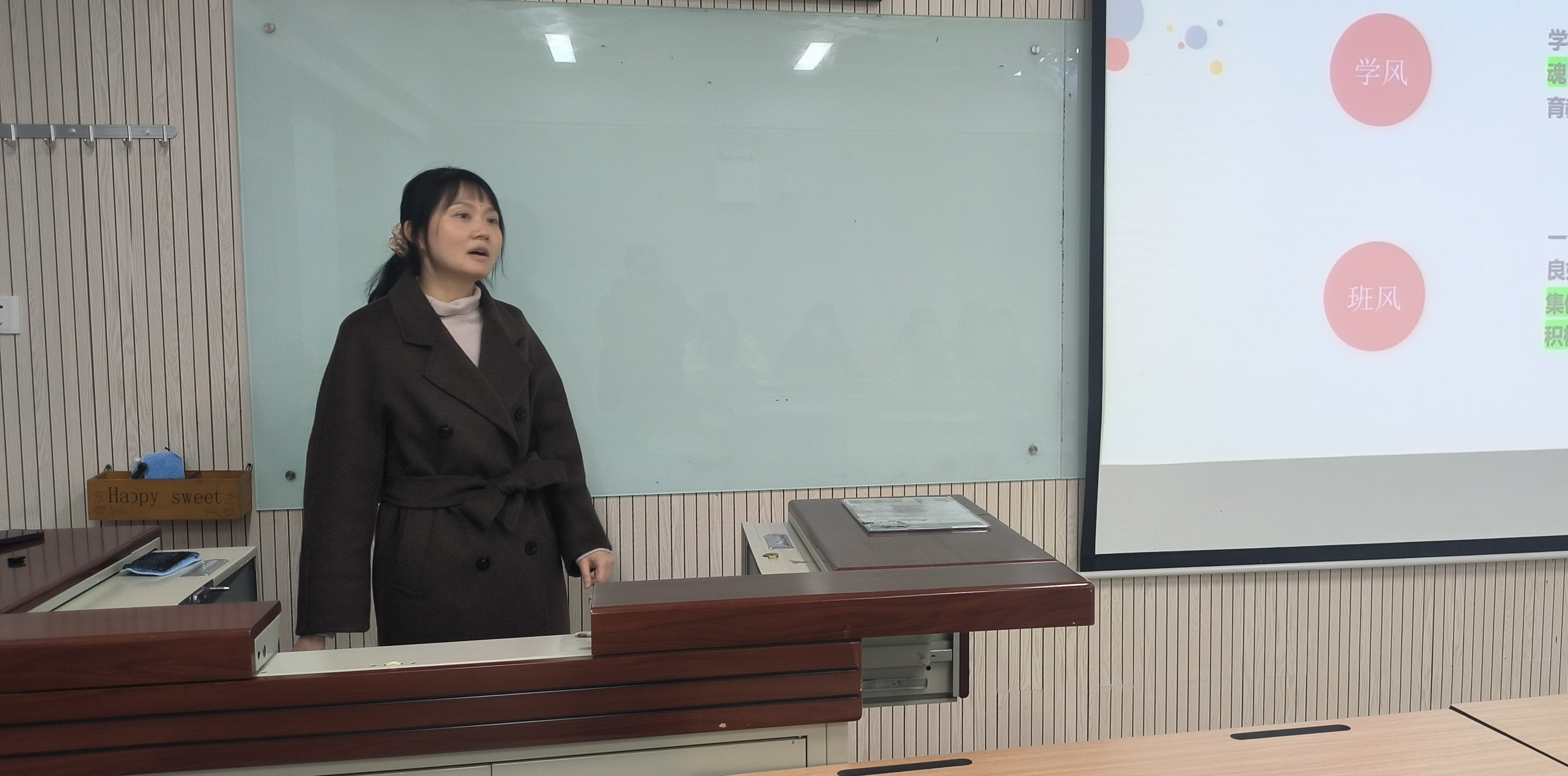 “以互助之举,促班级发展”——英语2201班成功召开学风建设月主题班会.jpg
