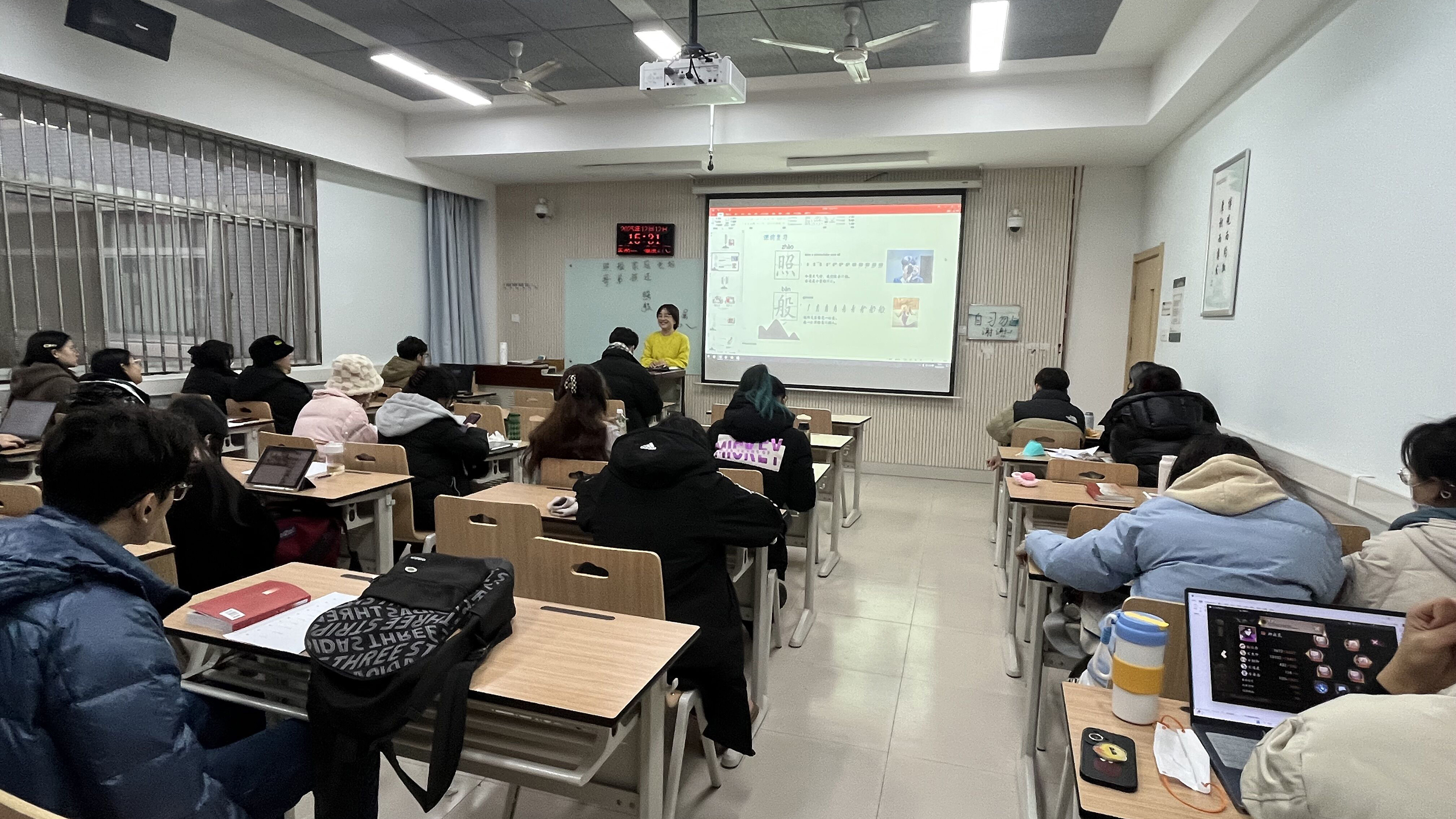 汉教2201班召开主题班会.jpg