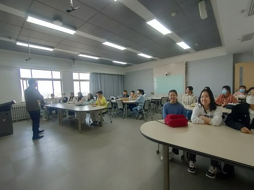 f8466bad2131418a8664bf442779d39f.jpg 同学们积极互动.jpg