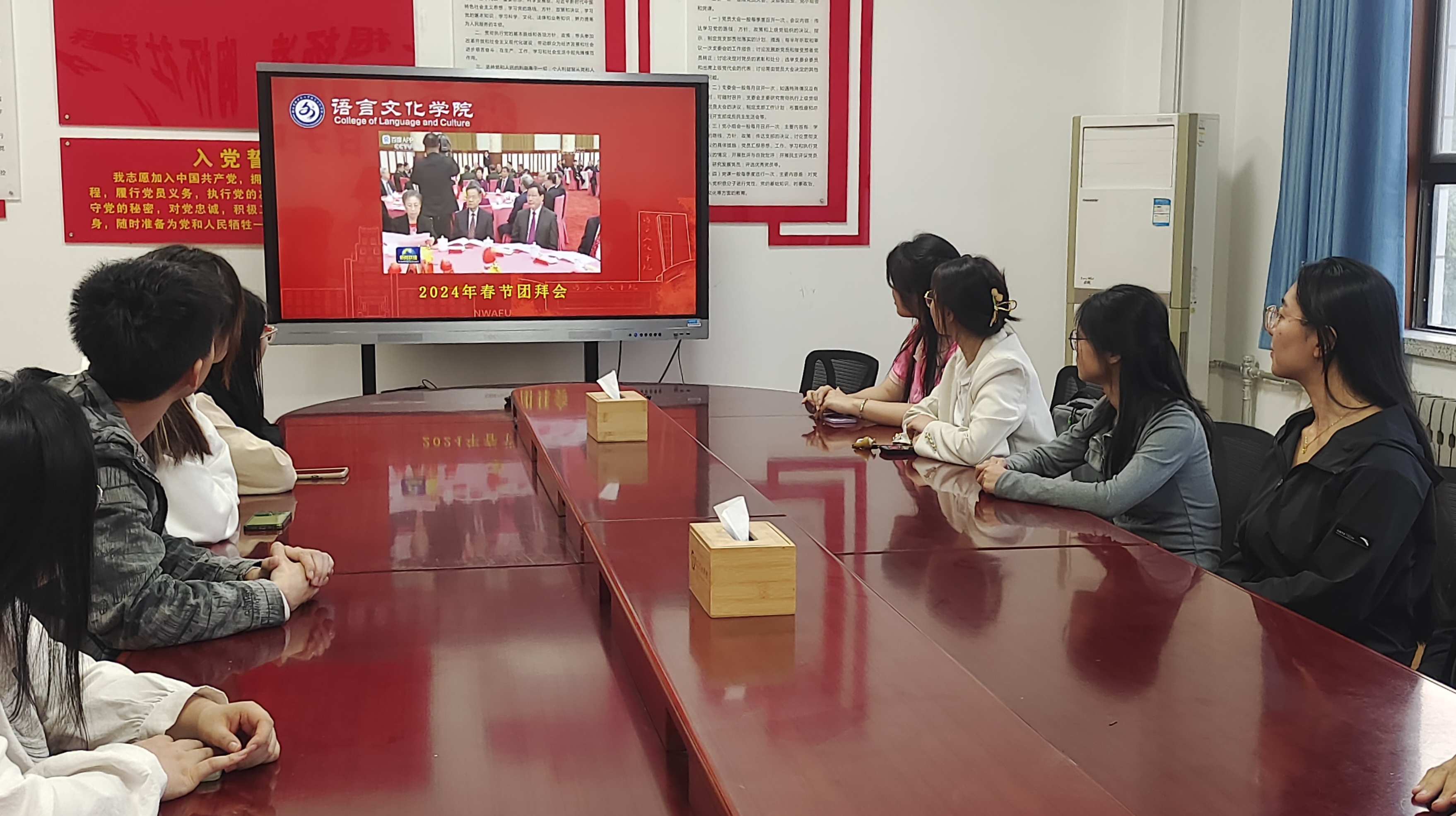 参会人员进行学习.jpg