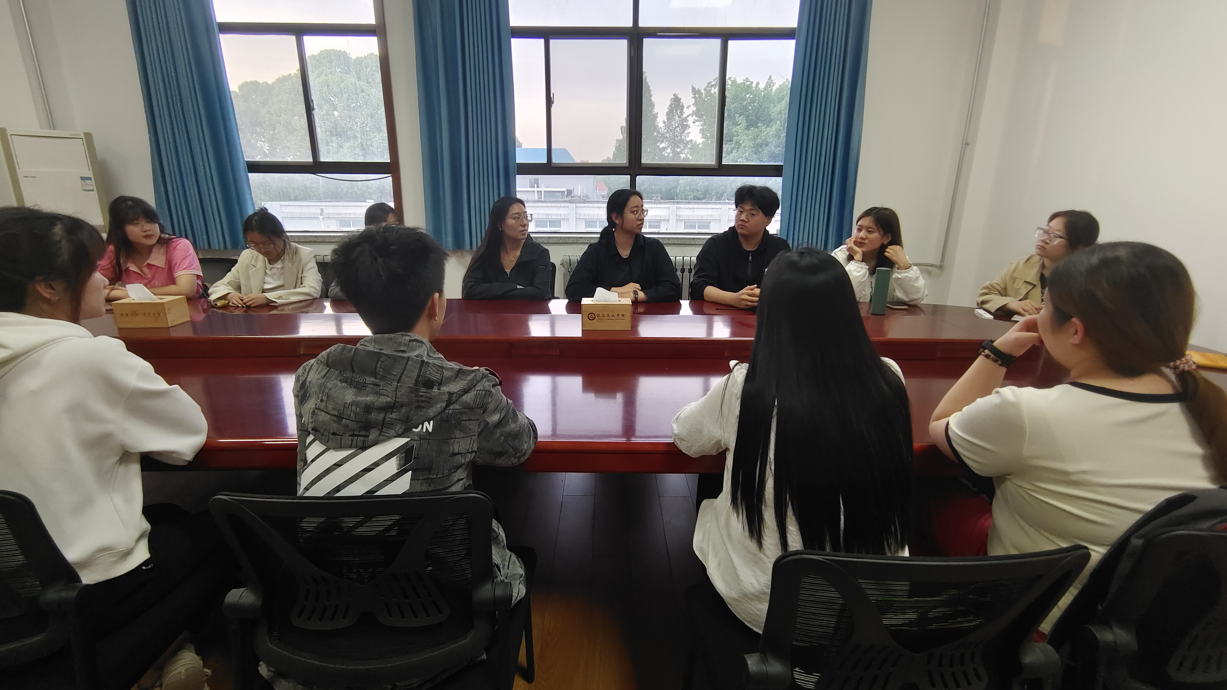 参会人员进行感想交流.jpg