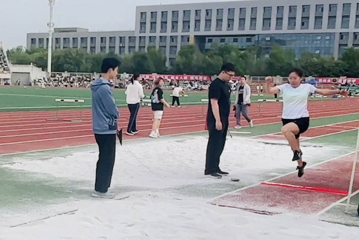 女教工丁组跳远第四名、第五名.jpg