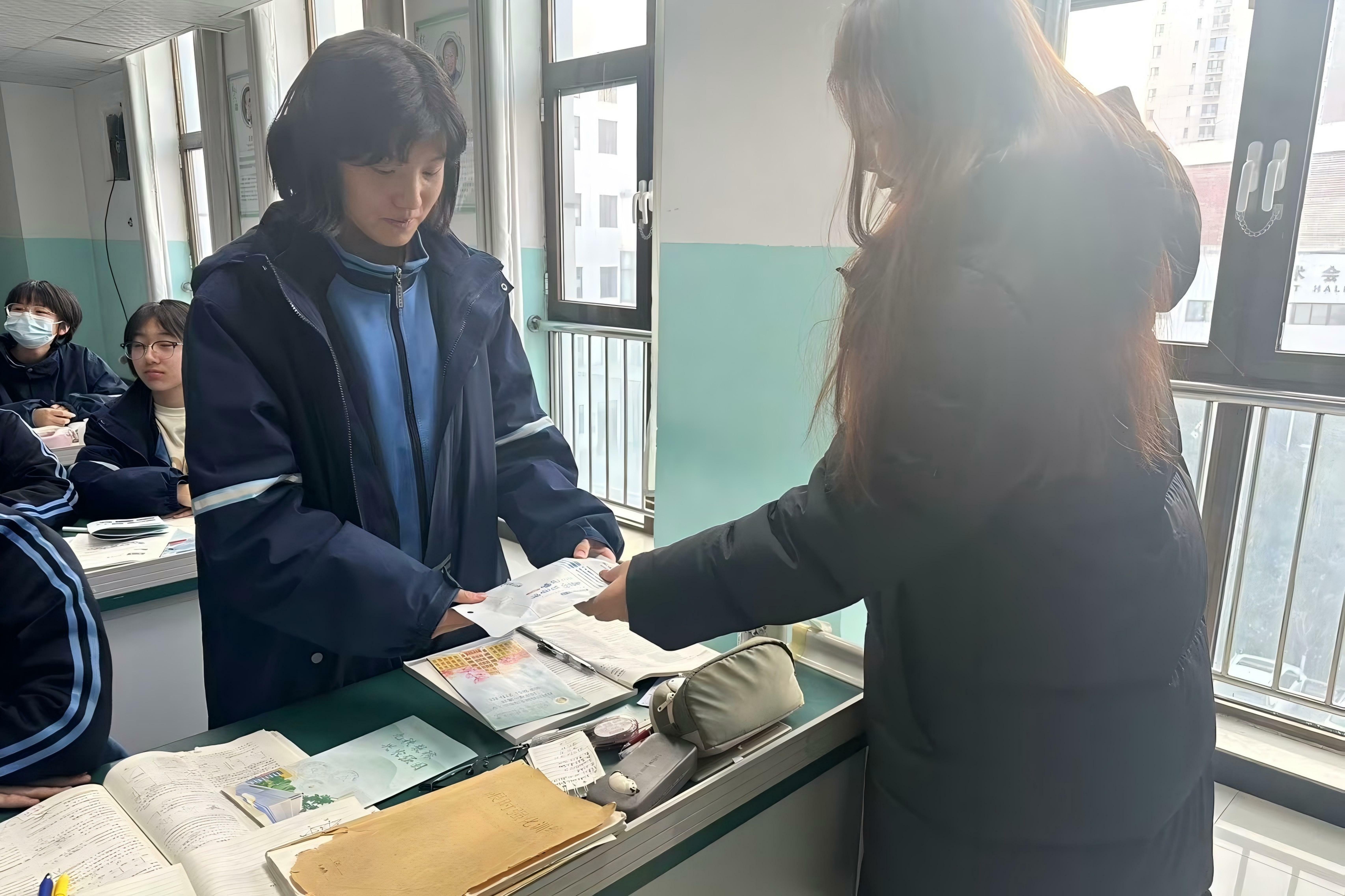 河北省 河北定州中学(3)发放小礼品_毒霸看图.jpg