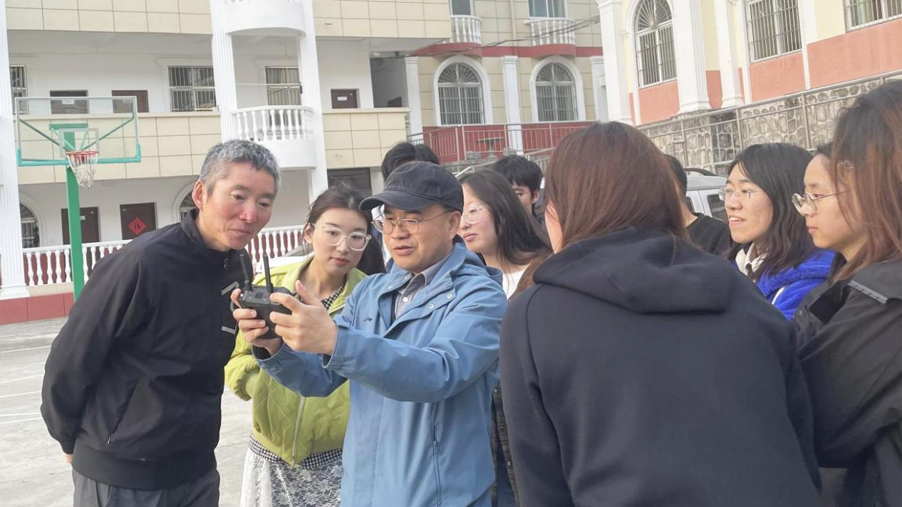 林公司唐光辉教授操控无人机.png