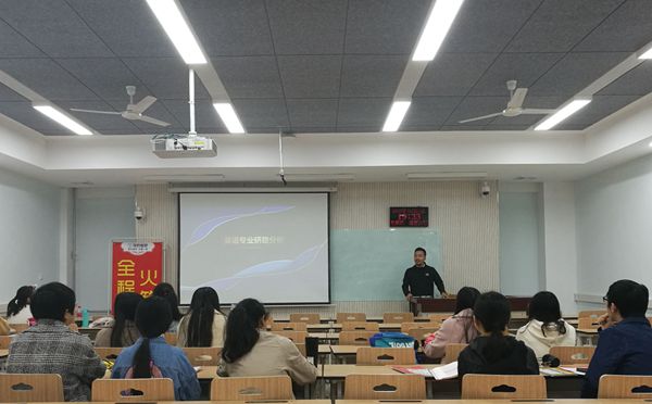 68e9fdf42b9943d38da2341ab12cfed7.jpg 张老师讲座现场_副本.jpg