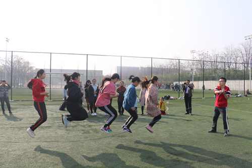 c842d59d8a2d4c32a272ac29192b37a7.jpg 跳大绳比赛_副本.jpg
