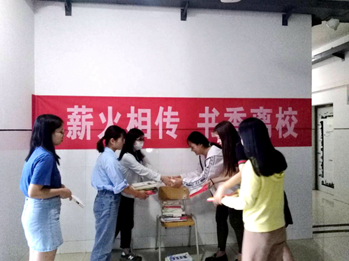 9bd2c7c05d4d4368bc5369d281331fb2.jpg 毕业生积极捐赠图书资料_副本.jpg