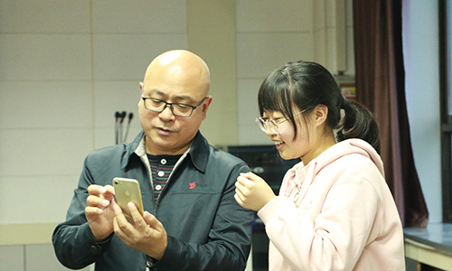 9763f33a0f94419facf0a671806b428d.jpg 老师耐心点评讲解.jpg