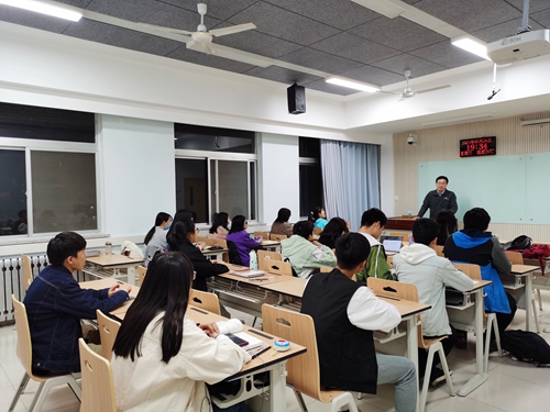 ccba44e254f74f0aa9c4ed04840e7ece.jpg 班会现场_副本.jpg