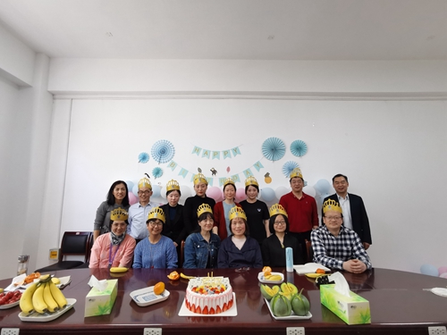 教职工生日集体合照_副本.jpg