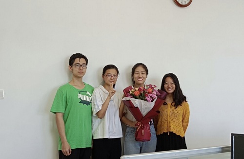 3304db67b67b43e2938a9a1bcd951f72.jpg 英语2002班与杜老师合影.jpg