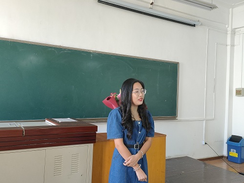 d08454f929b64eff914dcd879c5a30d0.jpg 班长丁卉讲话.jpg