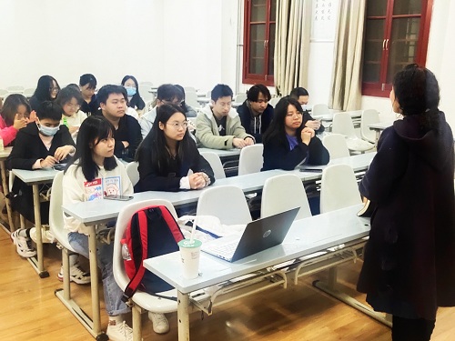 b7c3dafc53c5455da095c57cca1ab2e9.jpg 同学们认真倾听.jpg