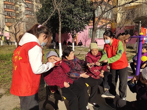 cec7f6bcac3b4c2bb53c45991ee18f5f.jpg 志愿者为社区老人耐心讲解.jpg