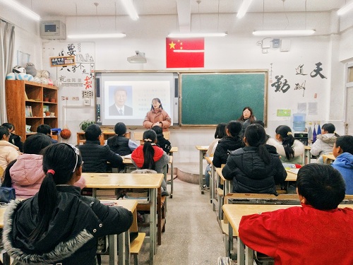 1ec54b7404b7408eb82dc06aac1d666b.jpg 同学们认真听宣讲报告.jpg