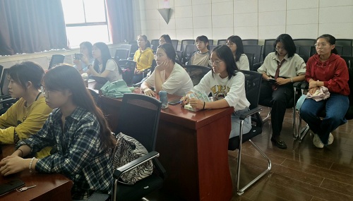 fc006c57a2284511a26eabb34a70a8a1.jpg 同学们认真聆听.jpg