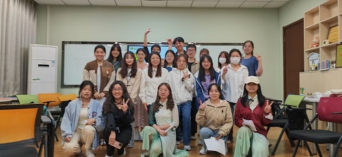 6272c7a554944e14bcc5594b393b838b.jpg 活动结束后同学与老师合影留念.jpg