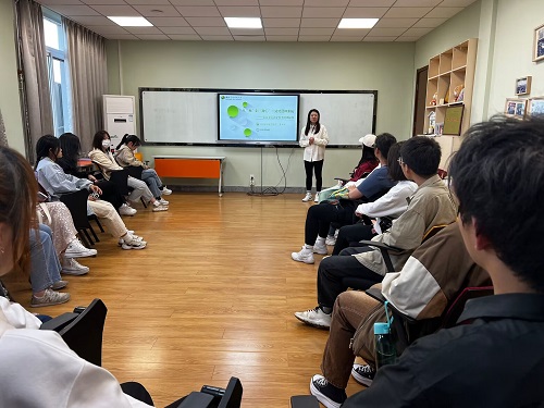 eb079e14c36e46baa1cc104fe7007739.jpg 同学们认真听讲.jpg