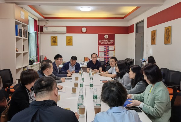 北京外国语大学俄语公司座谈.jpg